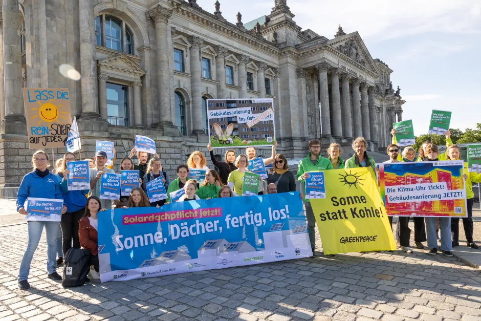 Aktion zur Solardachplicht und Gebäudesanierung vor dem Bundestag